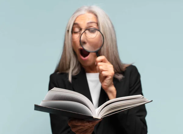 Una Mujer Guapa Mayor Con Libro Una Lupa Concepto Búsqueda — Foto de Stock