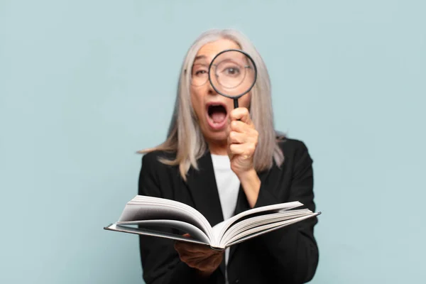 Una Mujer Guapa Mayor Con Libro Una Lupa Concepto Búsqueda — Foto de Stock