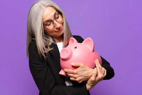 Senior Mooie Zakenvrouw Met Een Spaarvarken Bank — Stockfoto