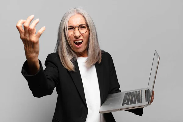 Senior Söt Affärskvinna Med Bärbar Dator — Stockfoto