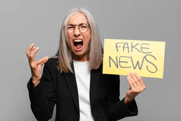 Donna Affari Anziana Con Banner Notizie False — Foto Stock