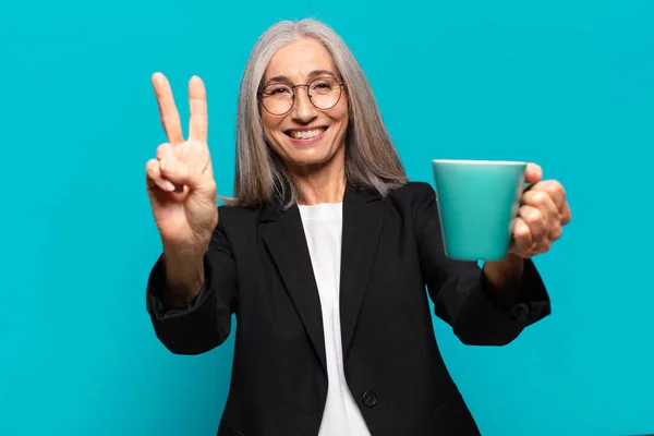 Mulher Negócios Bonita Sênior Com Uma Xícara Café — Fotografia de Stock