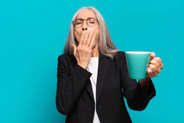 Senior Söt Affärskvinna Med Kaffekopp — Stockfoto