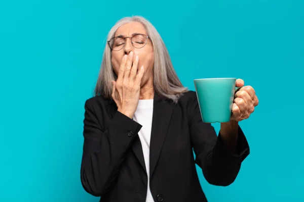 Senior Söt Affärskvinna Med Kaffekopp — Stockfoto