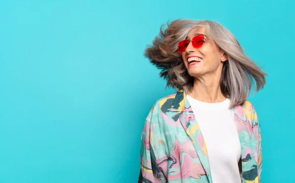 Mujer Pelo Gris Bastante Mayor Feliz Despreocupada — Foto de Stock