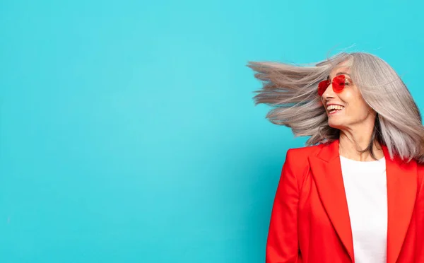 Mulher Cabelo Cinza Muito Sênior Feliz Despreocupado — Fotografia de Stock