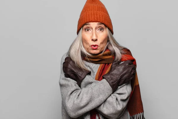 Όμορφη Ηλικιωμένη Γυναίκα Που Φοράει Χειμωνιάτικα Ρούχα Ψυχρή Έννοια — Φωτογραφία Αρχείου