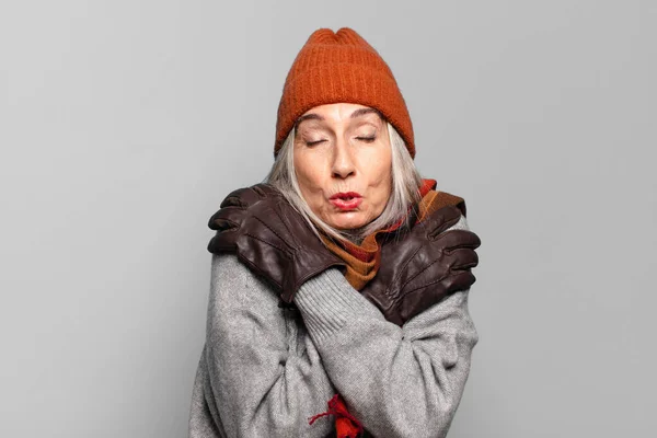 Uma Mulher Muito Idosa Usar Roupas Inverno Conceito Frio — Fotografia de Stock