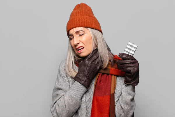 Mulher Bonita Sênior Com Tablet Pílulas Vestindo Roupas Inverno Conceito — Fotografia de Stock