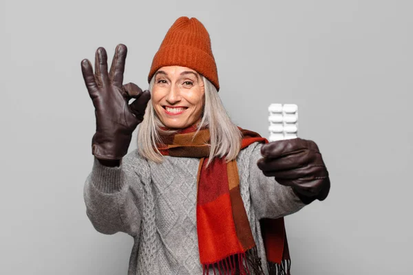 Mulher Bonita Sênior Com Tablet Pílulas Vestindo Roupas Inverno Conceito — Fotografia de Stock