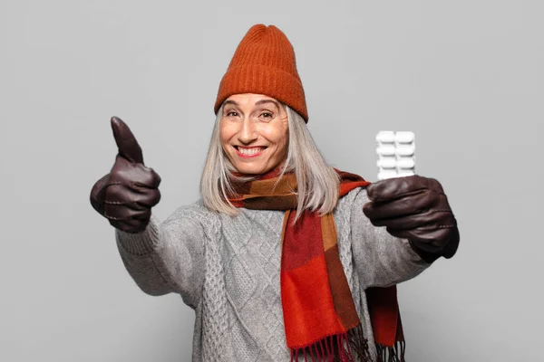 Senior Mooie Vrouw Met Een Pillen Tablet Dragen Winterkleding Griepconcept — Stockfoto