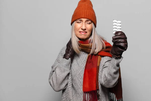 Senior Mooie Vrouw Met Een Pillen Tablet Dragen Winterkleding Griepconcept — Stockfoto