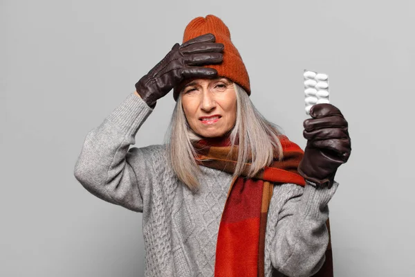 Senior Mooie Vrouw Met Een Pillen Tablet Dragen Winterkleding Griepconcept — Stockfoto