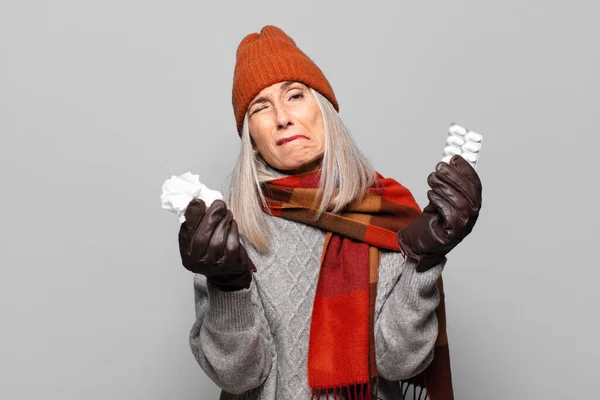 Senior Mooie Vrouw Met Een Pillen Tablet Dragen Winterkleding Griepconcept — Stockfoto