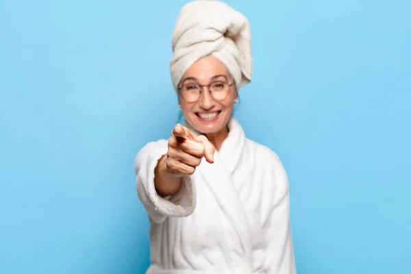 Senior Hübsche Frau Nach Der Dusche Bademantel — Stockfoto