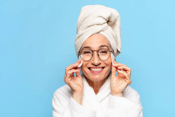 Senior Bastante Mujer Limpieza Facial Maquillaje Después Ducha Con Albornoz —  Fotos de Stock