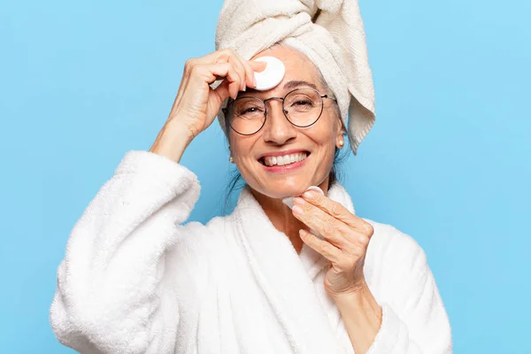 Senior Ładna Kobieta Sprzątanie Twarzy Lub Makijaż Prysznic Noszenie Szlafrok — Zdjęcie stockowe