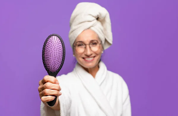 Senior Bonita Mujer Con Cepillo Pelo —  Fotos de Stock