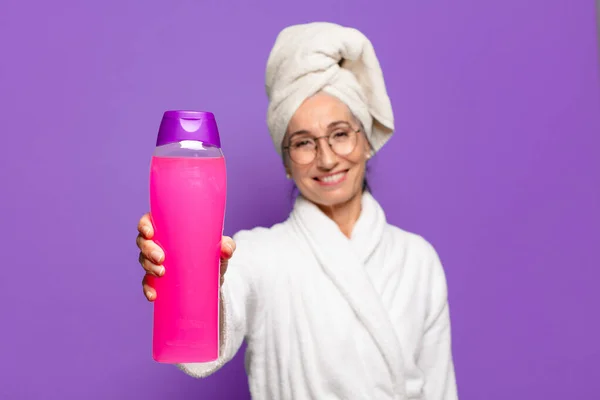 Mayor Mujer Bonita Después Ducha Con Albornoz Concepto Productos Limpieza — Foto de Stock