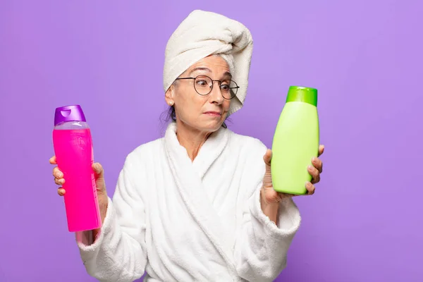 Starsza Ładna Kobieta Prysznicu Szlafroku Koncepcja Czyszczenia Twarzy Lub Produktów — Zdjęcie stockowe