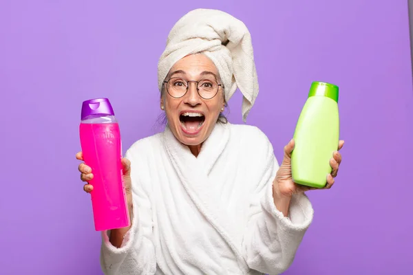 Starsza Ładna Kobieta Prysznicu Szlafroku Koncepcja Czyszczenia Twarzy Lub Produktów — Zdjęcie stockowe