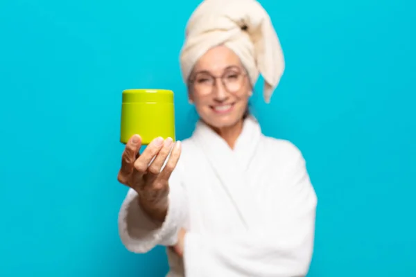 Senior Jolie Femme Après Douche Peignoir Concept Produits Nettoyage Visage — Photo