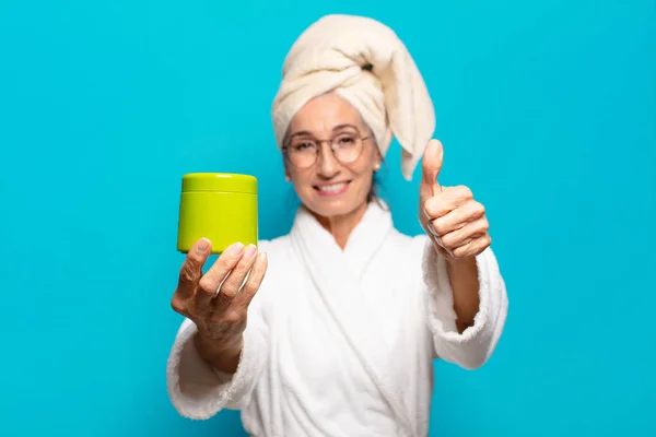 Mulher Bonita Sênior Após Chuveiro Usando Roupão Banho Conceito Produtos — Fotografia de Stock