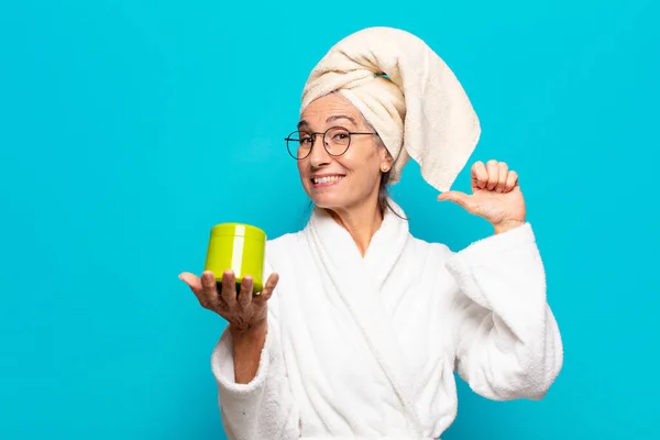 Senior Hübsche Frau Nach Der Dusche Bademantel Konzept Für Gesichtsreinigung — Stockfoto