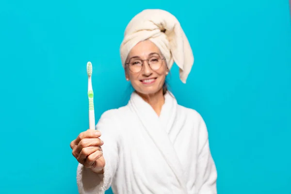 Starsza Ładna Kobieta Prysznicu Ubrana Szlafrok Szczoteczkę Zębów — Zdjęcie stockowe
