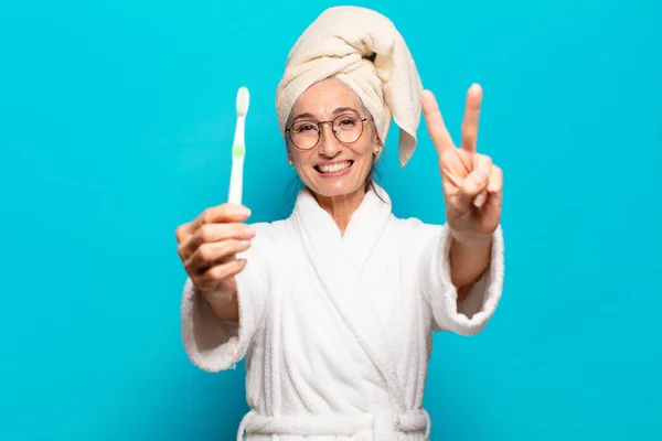 Duştan Sonra Bornoz Diş Fırçası Giymiş Yaşlı Güzel Bir Kadın — Stok fotoğraf