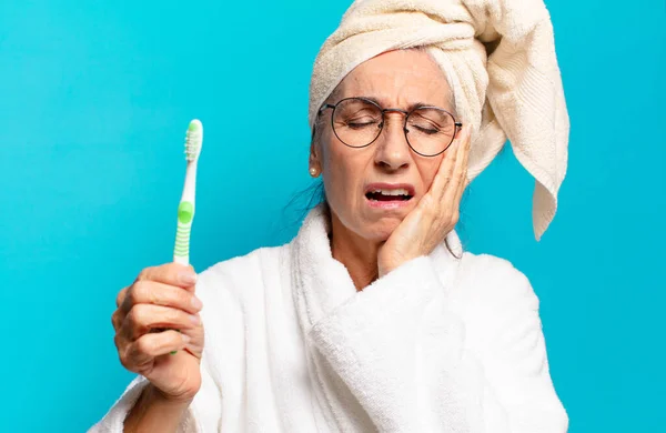 Duştan Sonra Bornoz Diş Fırçası Giymiş Yaşlı Güzel Bir Kadın — Stok fotoğraf