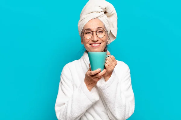 Senior Vacker Kvinna Bär Badrock Och Tar Kaffe — Stockfoto