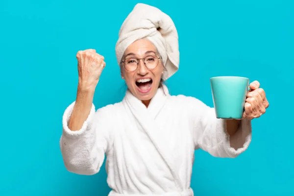 Anciana Bonita Mujer Usando Albornoz Tomando Café —  Fotos de Stock