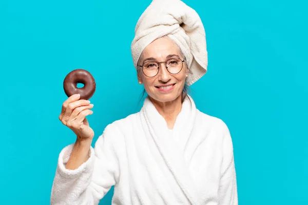 Starsza Ładna Kobieta Prysznicu Nosząca Szlafrok Jedząca Śniadanie Pączkiem — Zdjęcie stockowe