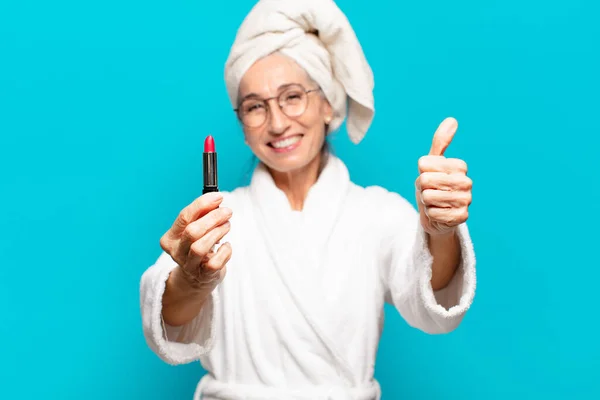 Senior Mooie Vrouw Douche Make Het Dragen Van Badjas — Stockfoto