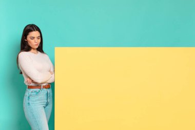 Genç, güzel bir kadın şüpheye düşüyor ya da düşünüyor, dudağını ısırıyor ve kendine güveni yok ve gergin hissediyor, kenarda boşluğu doldurmak istiyor. Konseptinizi yerleştirmek için boşluk kopyalayın