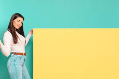 Genç, güzel bir kadın gülümsüyor, kaygısız, rahat ve mutlu hissediyor, dans ediyor ve müzik dinliyor, bir partide eğleniyor. Konseptinizi yerleştirmek için boşluk kopyalayın