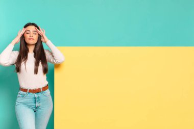 Genç ve güzel bir kadın konsantre, düşünceli ve ilham verici, beyin fırtınası yapıyor ve hayal kuruyor. Konseptinizi yerleştirmek için boşluk kopyalayın