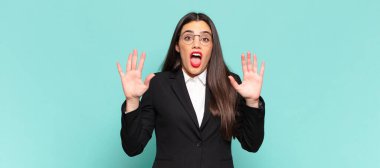 Genç, güzel bir kadın sersemlemiş ve korkmuş hissediyor. Korkutucu bir şeyden korkuyor. Elleri açık ve uzak dur diyor. iş kavramı