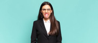 Genç ve güzel bir kadın iğrenmiş ve rahatsız olmuş hissediyor. Dilini dışarı çıkarıyor. Çirkin ve iğrenç şeylerden hoşlanmıyor. iş kavramı