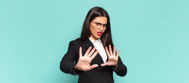 Dehşete kapılmış, korku ve panik içinde çığlık atan, kabusa tepki veren genç ve güzel bir kadın. iş kavramı