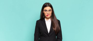 Genç ve güzel bir kadın, hangi seçeneği seçeceğine karar veremediğini ve sorunu çözmeye çalıştığını düşünüyor. iş kavramı