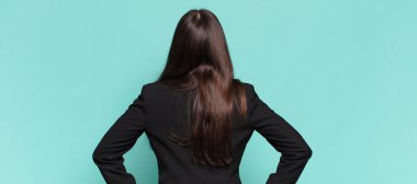 Genç, güzel bir kadın kafası karışık ya da dolgun hissediyor ya da şüphe ve sorular soruyor. Elleri kalçasında, dikiz aynasından bakıyor. iş kavramı