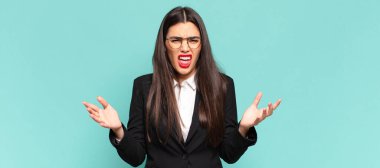 Genç ve güzel bir kadın şok olmuş ve şaşırmış, endişeli ve paniklemiş hissediyor, stresli ve dehşete kapılmış bir bakışla. iş kavramı