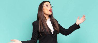 Genç, güzel bir kadın opera yapıyor ya da konserde şarkı söylüyor. Romantik, sanatsal ve tutkulu hissediyor. iş kavramı