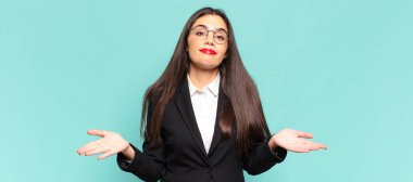 Genç ve güzel bir kadın şaşkın ve kafası karışmış hissediyor. Doğru cevap ya da karardan emin değil. Bir seçim yapmaya çalışıyor. iş kavramı