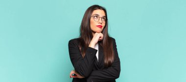 Genç, güzel bir kadın düşünceli, meraklı ya da hayalperest, hayal kuran, hayal kuran ve mekanı kopyalamak isteyen. iş kavramı