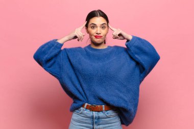 Genç ve güzel bir kadın kafası karışık ya da şüpheci, bir fikre odaklanmış, çok düşünüyor, kenarda boşluğu kopyalamak istiyor.