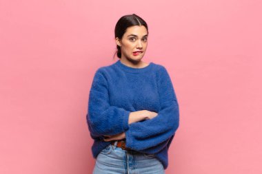 Genç, güzel bir kadın şüpheye düşüyor ya da düşünüyor, dudağını ısırıyor ve kendini güvensiz ve gergin hissediyor.