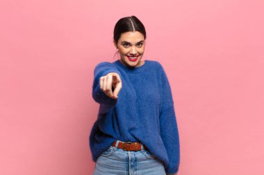 Genç ve güzel bir kadın kameraya bakıyor. Tatmin olmuş, kendinden emin, dostane bir gülümsemeyle. Seni seçiyor.